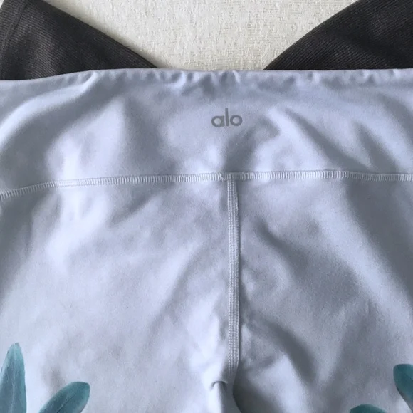 Alo Yoga Goddess Ribbed Legging Woman’s Size Large Tropical Feathers Print/Grey - Picture 7 of 13